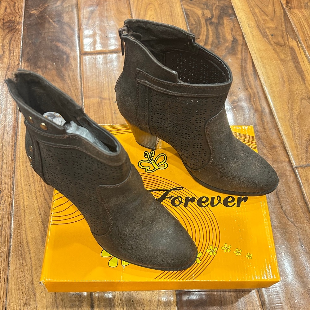 Forever fashion stylist boots size 8 (brand new with box)